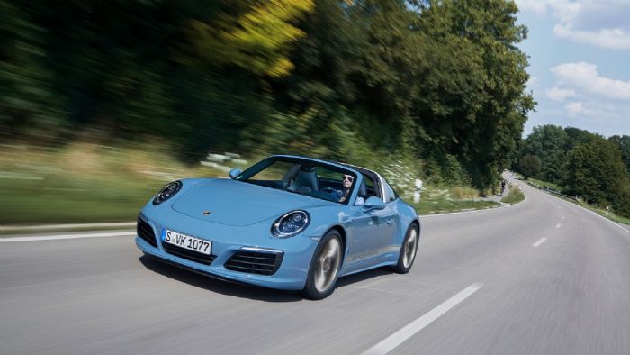 Σήμα κατατεθέν της το «Etna Blue» χρώμα που παραπέμπει στην Porsche 356 B του 1960.